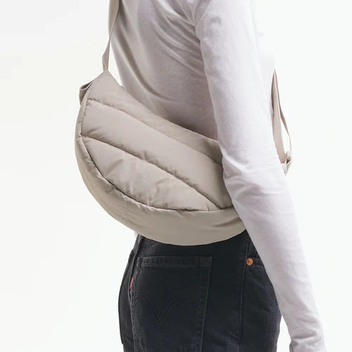 PUFFER MOON BAG SMALL scallop monochrome