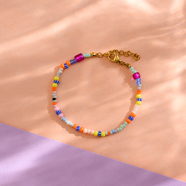 Perlenarmband bunt mit Karabinerverschluss, Säckchen in Türkis/Weiss