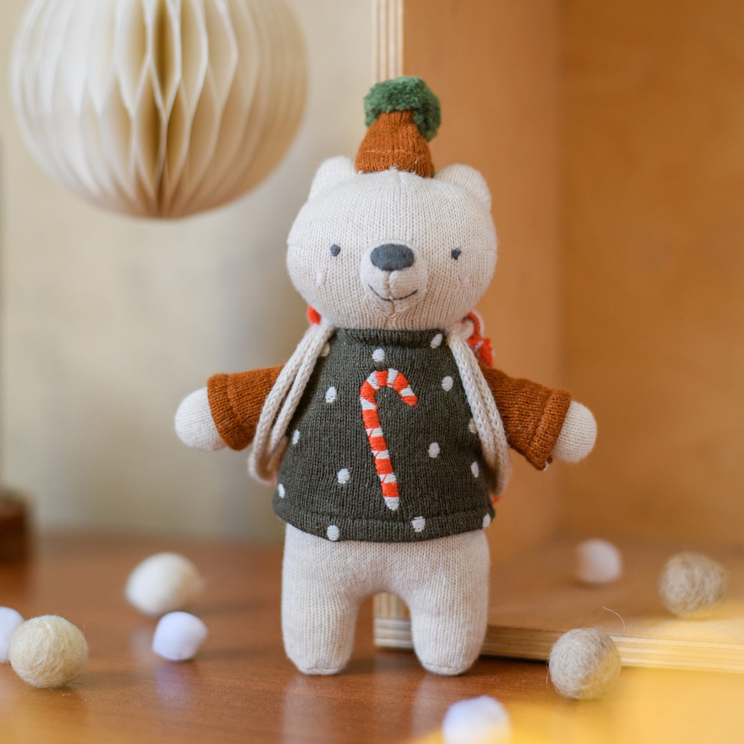 Mini-Kuscheltier Xmas Bär mit Zuckerstangenpulli und Rucksack, ca. 12cm