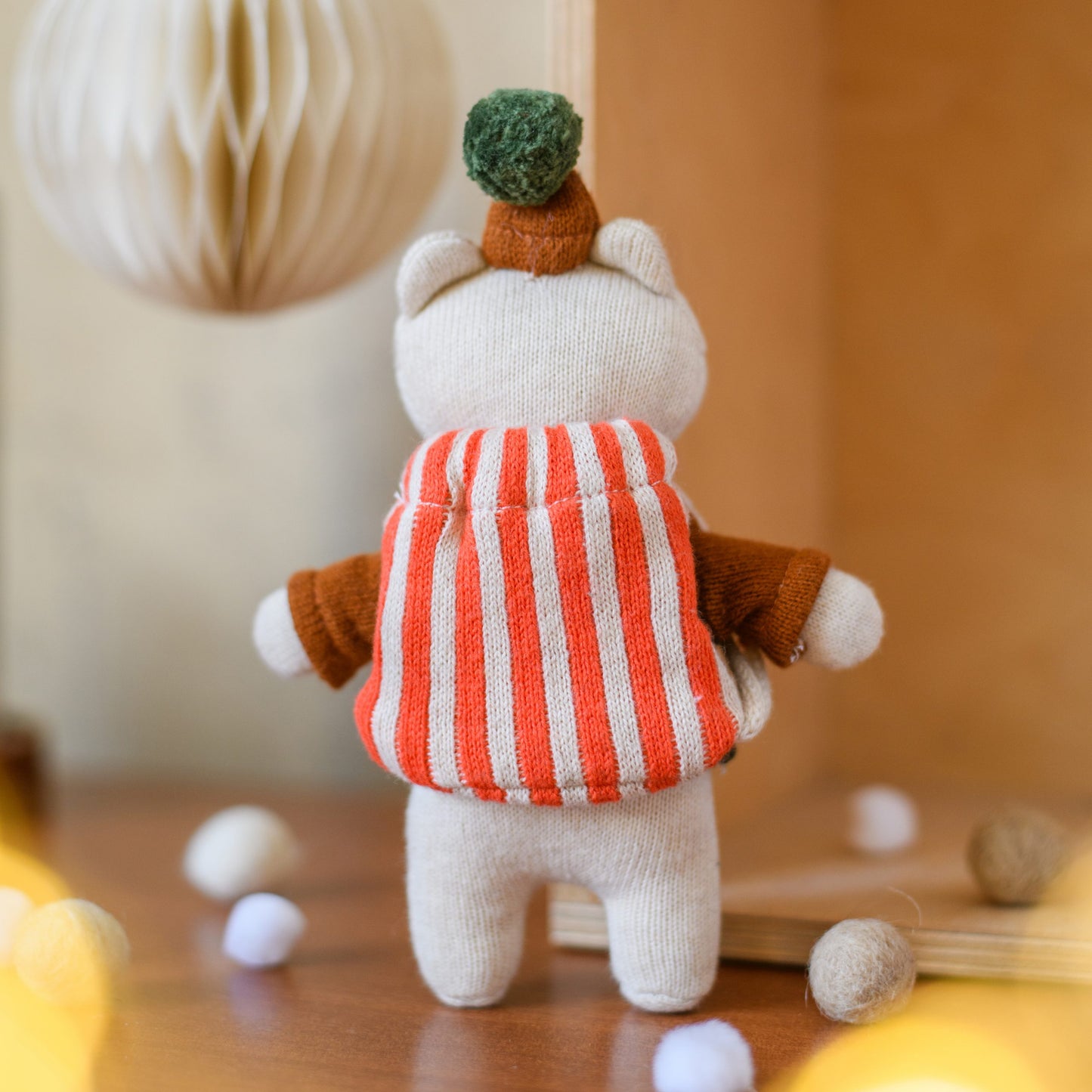Mini-Kuscheltier Xmas Bär mit Zuckerstangenpulli und Rucksack, ca. 12cm