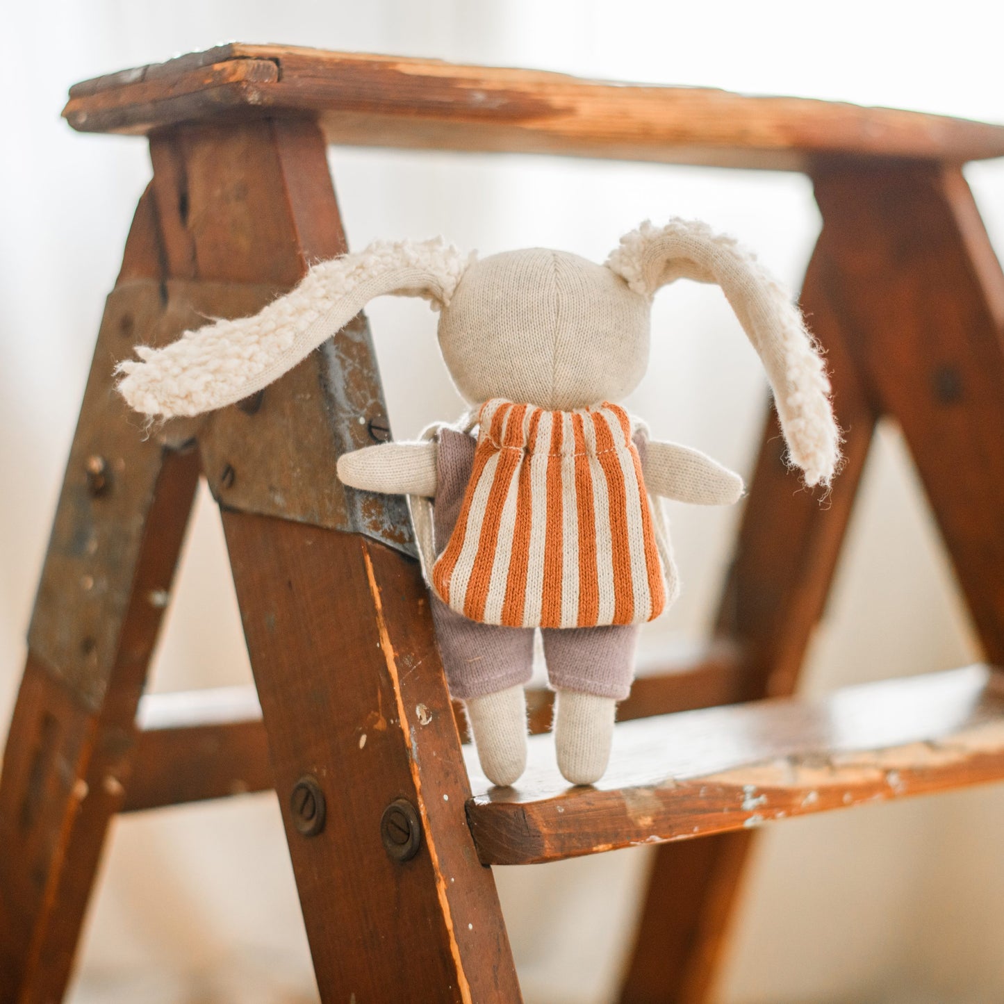 Mutmacher-Hase mit fliederfarbenem Anzug, 16cm (mit Rucksack)