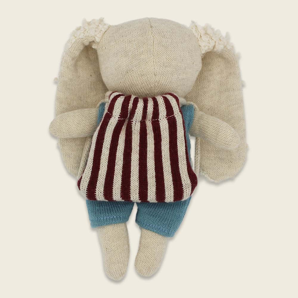 Hase “Kindergartenkind” mit Rucksack und Anzug in hellblau, 16cm