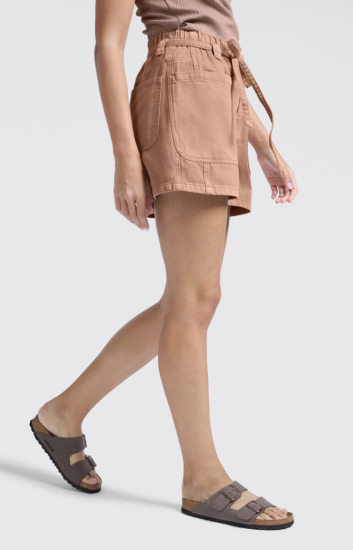 Stückgefärbte Shorts mit hohem Bund