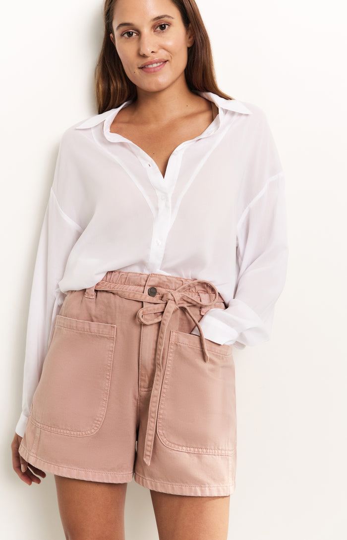 Stückgefärbte Shorts mit hohem Bund