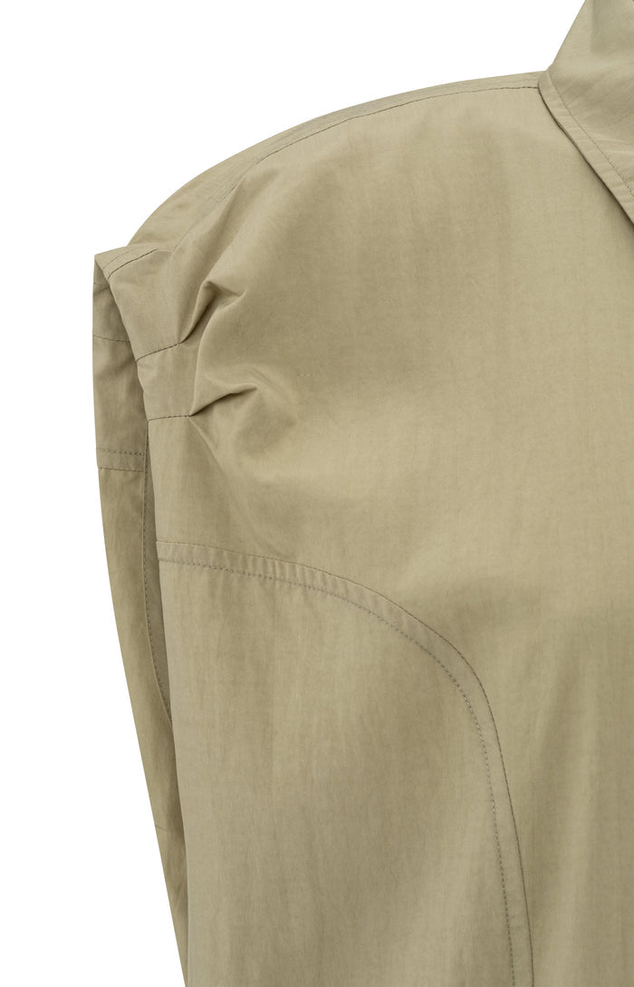 Ärmelloses Kleid mit Ziernähten