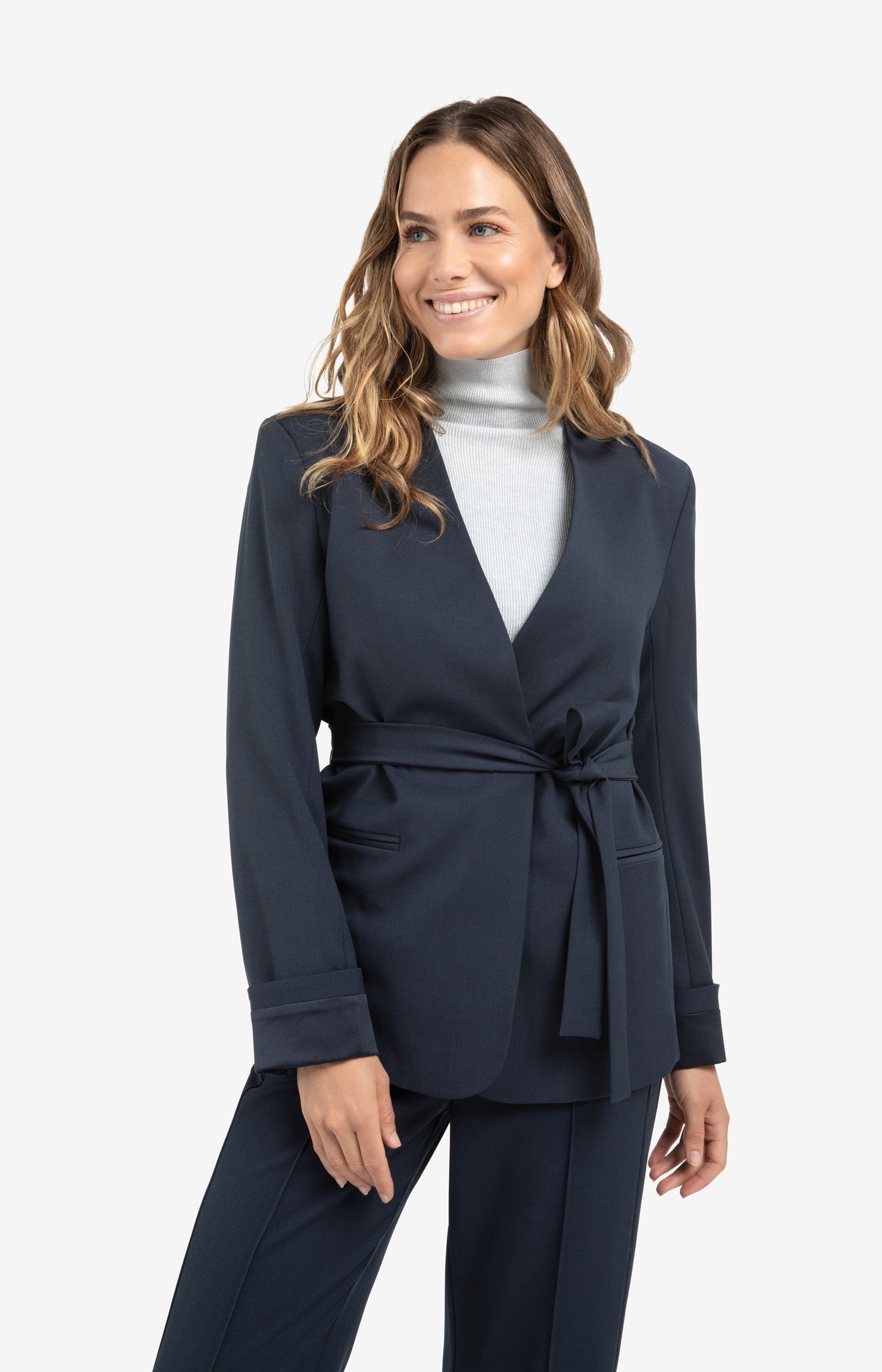 Gewebter Blazer mit Gürtel und umgeschlagenen Bündchen