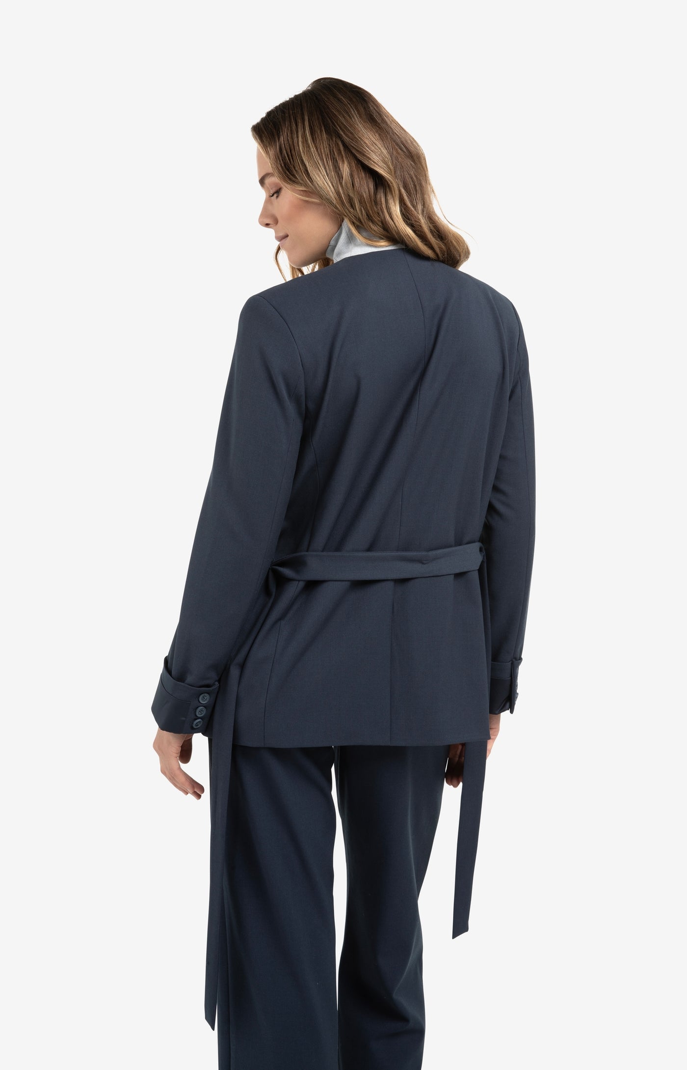 Gewebter Blazer mit Gürtel und umgeschlagenen Bündchen