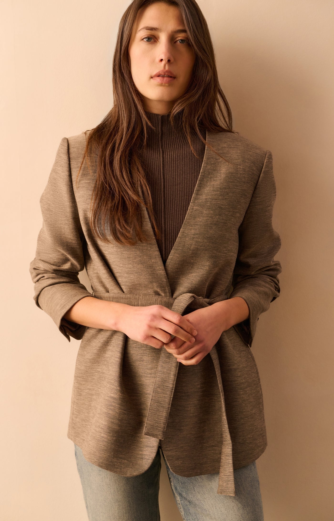 Gewebter kragenloser Blazer mit Gürtel