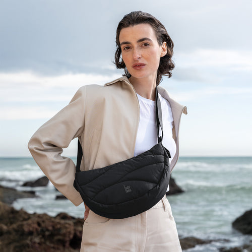 WAVY PUFFER MOON BAG SMALL - black monochrome