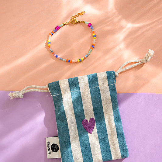 Perlenarmband bunt mit Karabinerverschluss, Säckchen in Türkis/Weiss