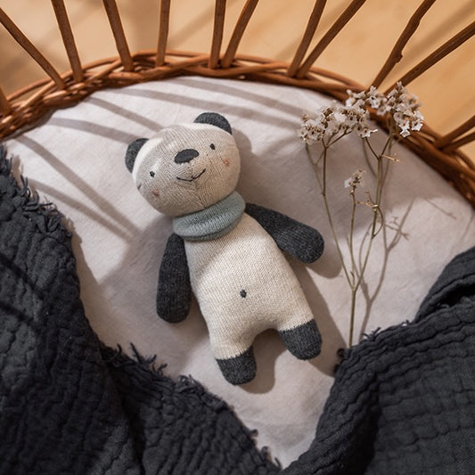 Babyrassel Panda, schwarz/weiß mit blauem Halstuch