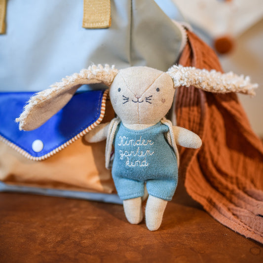Hase “Kindergartenkind” mit Rucksack und Anzug in hellblau, 16cm