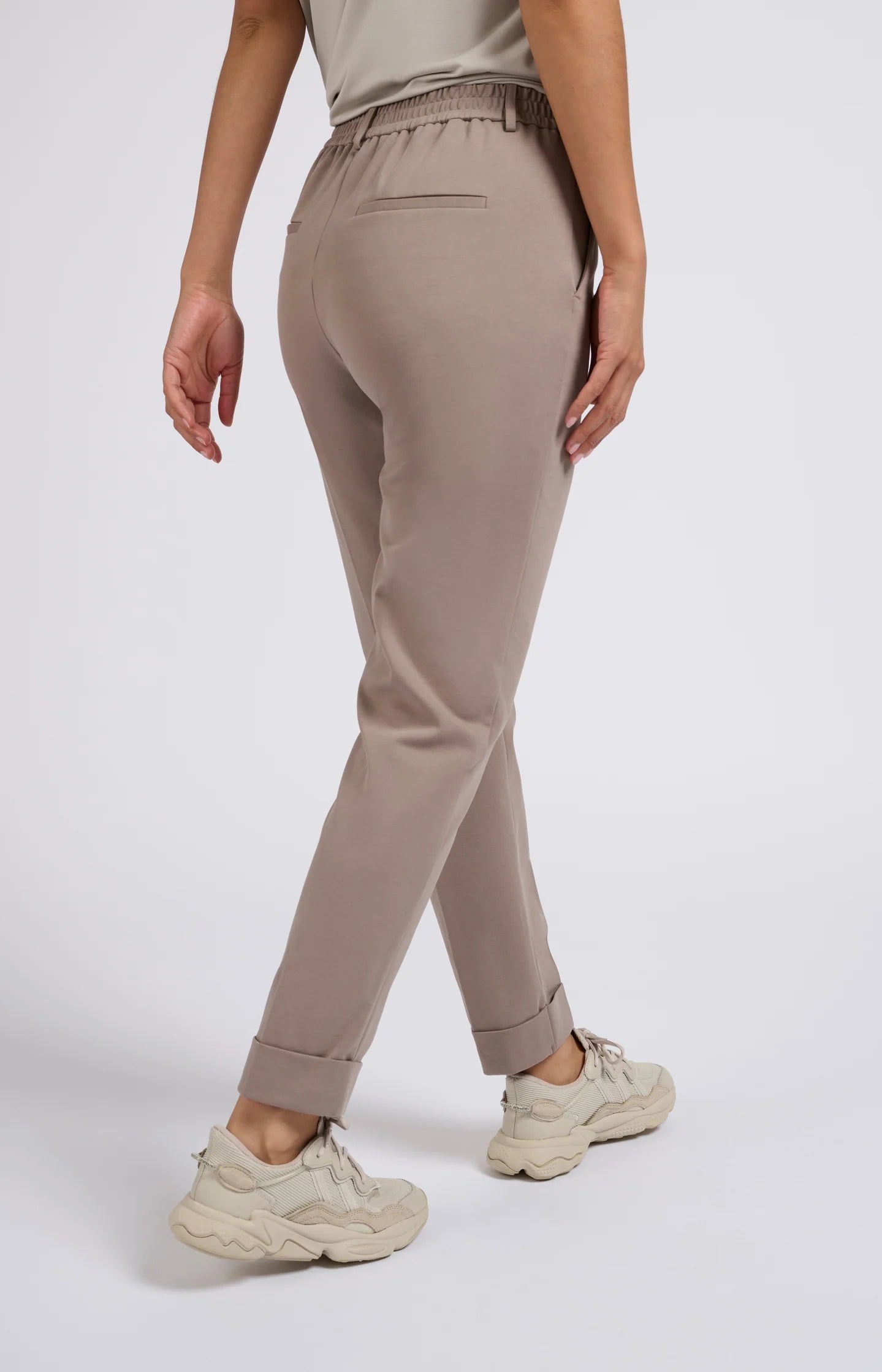 Taillierte Jersey-Hose mit geradem Bein und elastischem Bund