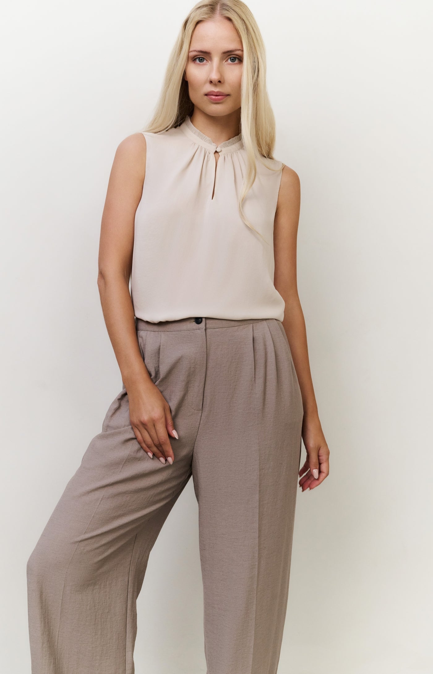 Ärmelloses Oberteil mit Rüschenkragen - Beige