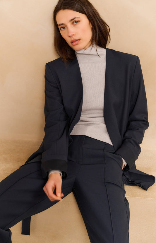 Gewebter Blazer mit Gürtel und umgeschlagenen Bündchen